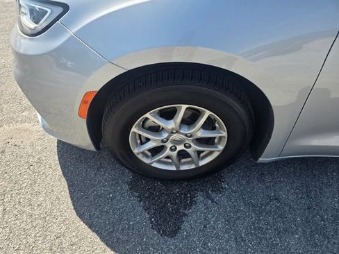 Used 2024 Chrysler Pacifica Touring-L FWD image 2