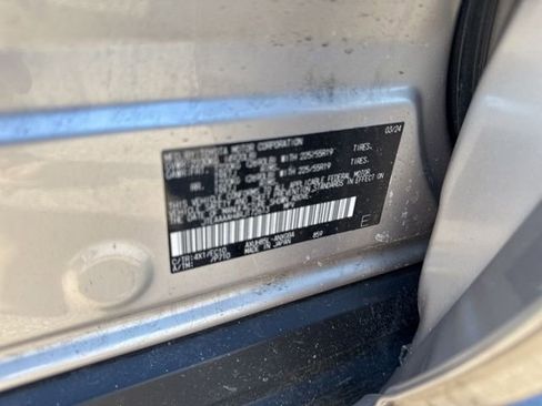 Used 2024 Toyota Venza XLE image 8