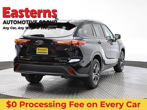 Used 2021 Toyota Highlander XLE AWD/4WD image 5