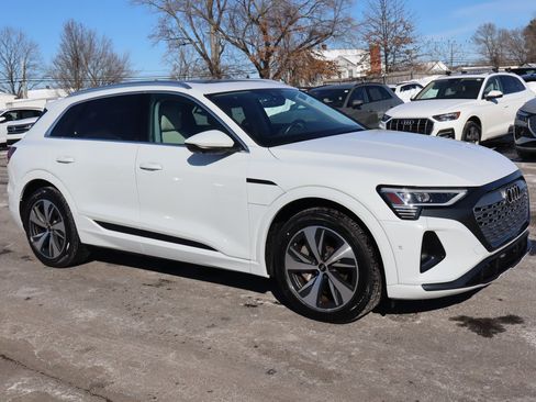 Used 2024 Audi Q8 e-tron Premium Plus w/ Premium Plus Package image 3