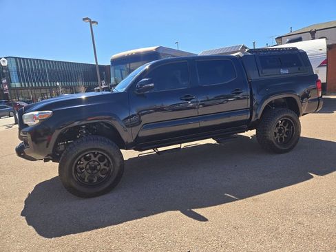 Used 2018 Toyota Tacoma TRD Sport w/ Technology Package image 5