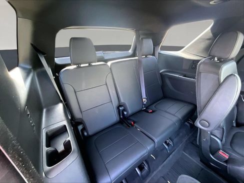 Used 2023 Chevrolet Traverse LT w/ LT Premium Package AWD/4WD image 29