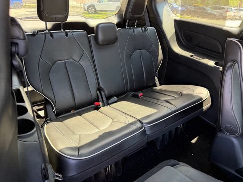 Used 2020 Chrysler Pacifica Limited w/ Advanced Safetytec Group FWD image 17