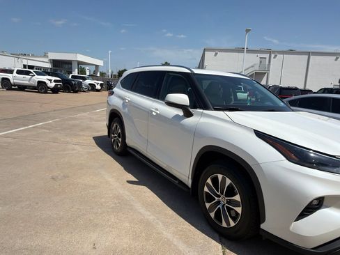 Used 2021 Toyota Highlander XLE FWD image 2