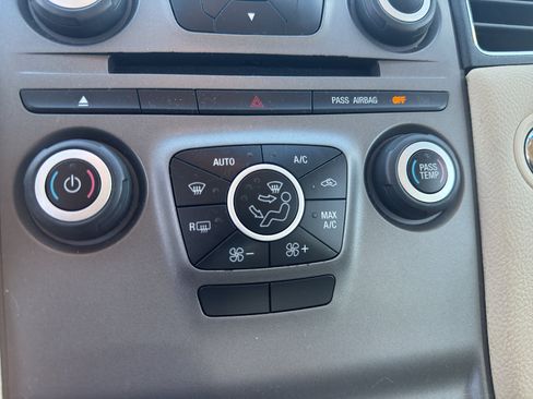 Used 2015 Ford Taurus SEL FWD image 9