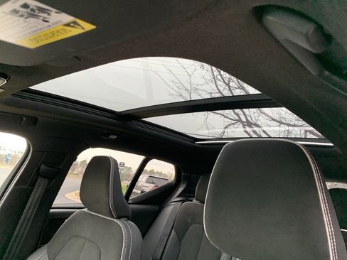 Used 2025 Volvo XC40 B5 Plus image 28