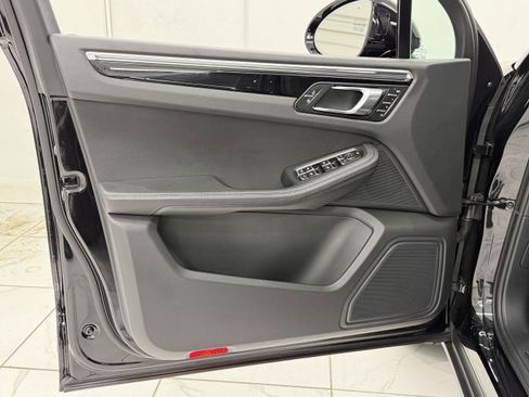 Certified 2025 Porsche Macan AWD/4WD image 27