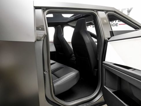 Used 2024 Tesla Cybertruck AWD Crew Cab image 40