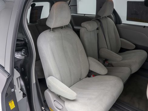 Used 2014 Toyota Sienna LE FWD image 16