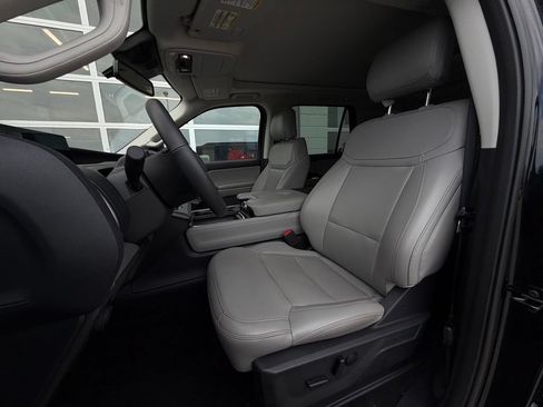 Used 2025 Ford Expedition Active AWD/4WD image 6