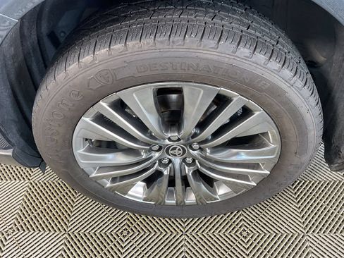 Used 2024 Toyota Venza XLE AWD/4WD image 5