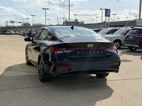 New 2026 Hyundai Elantra Limited image 7