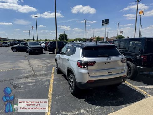 Used 2025 Jeep Compass Limited AWD/4WD image 3