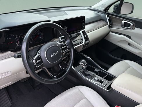 Used 2022 Kia Sorento EX w/ Panoramic Sunroof Package FWD image 9