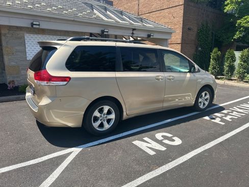 Used 2012 Toyota Sienna LE w/ Towing Pkg FWD image 3