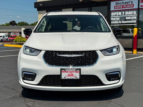 Used 2024 Chrysler Pacifica Limited FWD image 8