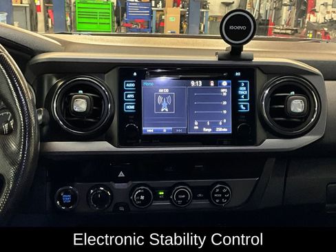 Used 2016 Toyota Tacoma TRD Off-Road image 9