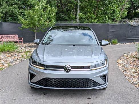 Certified 2025 Volkswagen Jetta SE w/ Sunroof Package FWD image 9