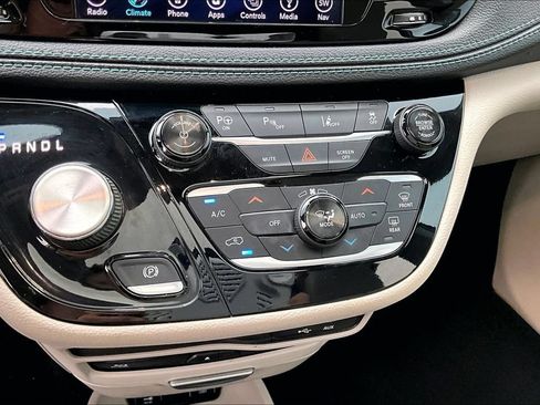 Used 2018 Chrysler Pacifica Limited w/ Advanced Safetytec Group FWD image 36