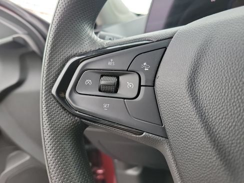Used 2025 Chevrolet Trax LT FWD image 25