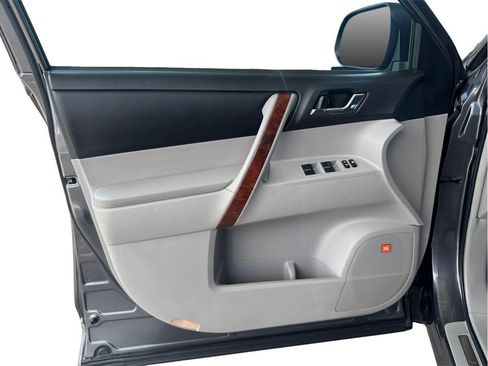 Used 2013 Toyota Highlander Limited FWD image 18