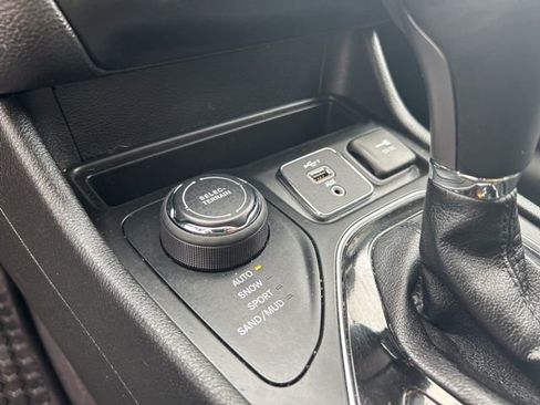 Used 2022 Jeep Cherokee Latitude Lux w/ Sun & Sound Group AWD/4WD image 28