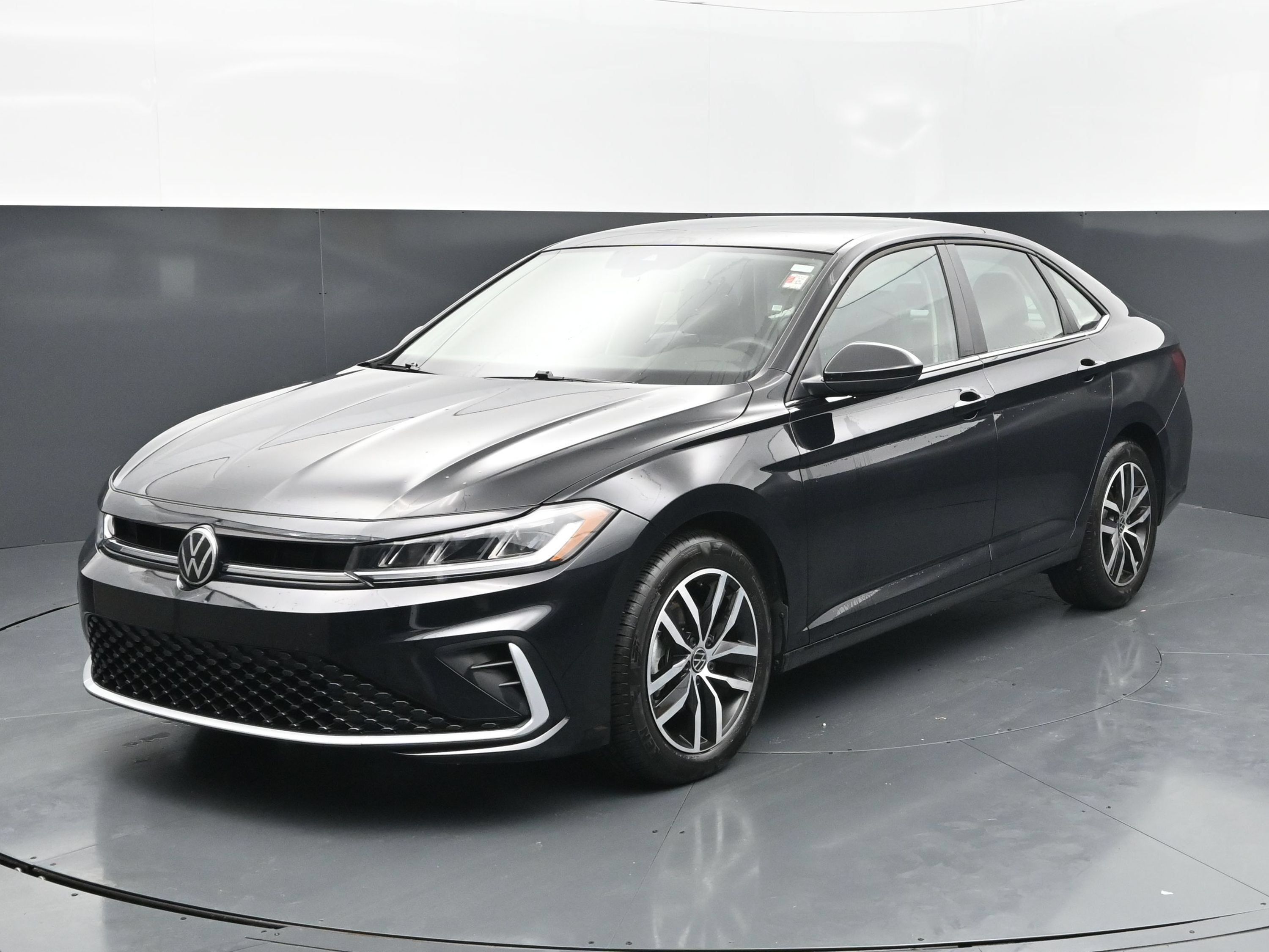 Used 2026 Volkswagen Jetta SE FWD image 1