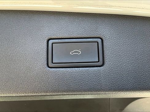 Used 2022 Volkswagen Tiguan SE w/ Panoramic Sunroof Package FWD image 25