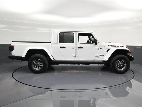 Used 2025 Jeep Gladiator Mojave w/ Convenience Group AWD/4WD image 4