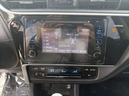 Used 2017 Toyota Corolla LE image 17