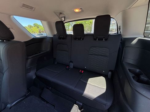 Used 2025 Nissan Pathfinder SV image 31