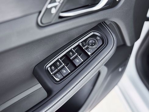 Used 2025 Porsche Macan GTS image 34