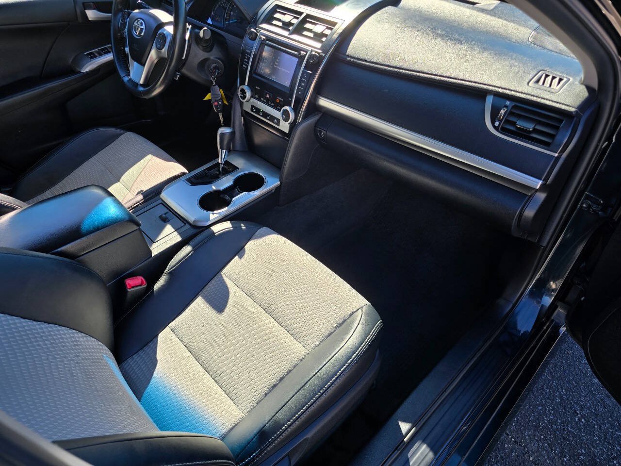 Used 2012 Toyota Camry SE FWD image 28