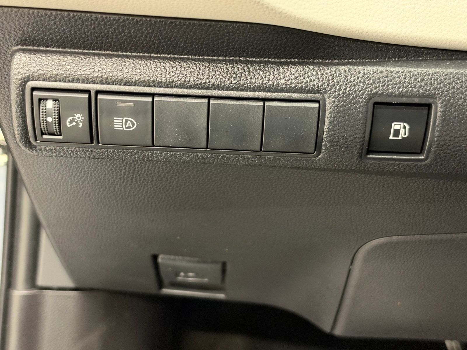 Used 2022 Toyota Corolla LE FWD image 27