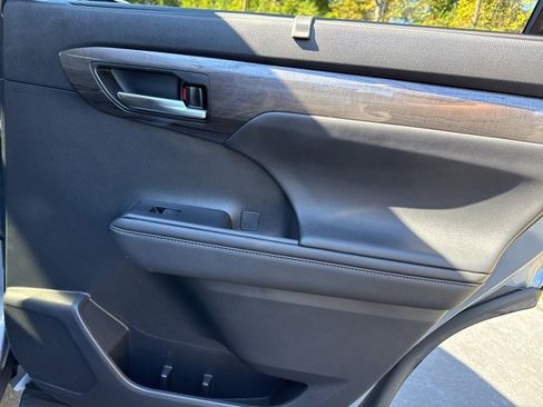 Used 2023 Toyota Highlander L image 31