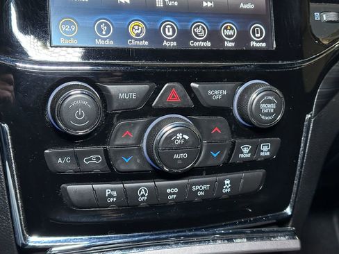 Used 2019 Jeep Grand Cherokee Laredo image 39