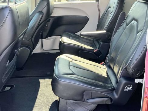 Used 2020 Chrysler Pacifica Limited FWD image 16
