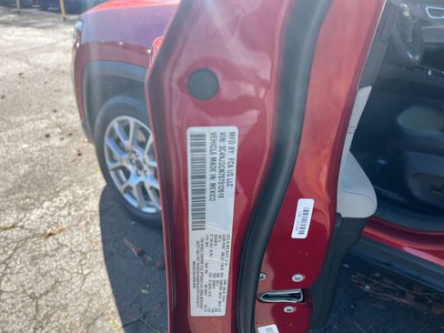 Used 2025 Jeep Compass Limited image 30