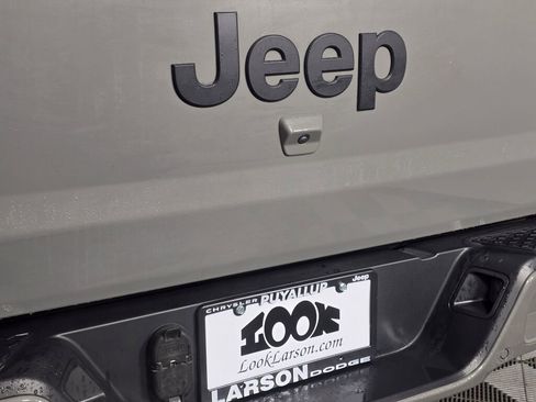 Used 2022 Jeep Gladiator Overland image 15