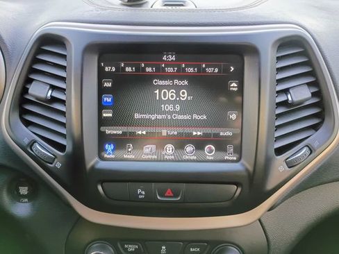 Used 2018 Jeep Cherokee Limited AWD/4WD image 34