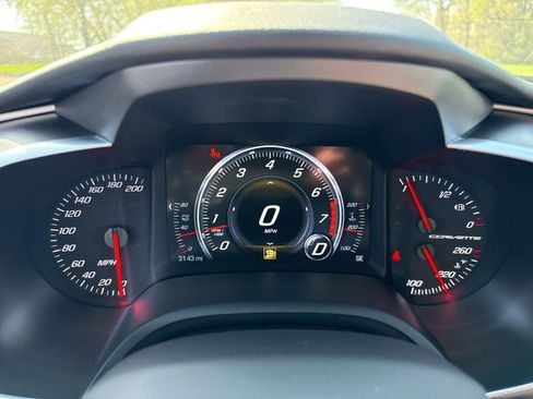 Used 2019 Chevrolet Corvette Stingray Coupe w/ Z51 1LT RWD image 18