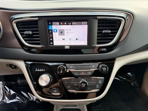 Used 2024 Chrysler Voyager LX image 29