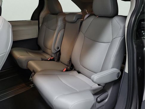 Certified 2021 Toyota Sienna XLE image 9