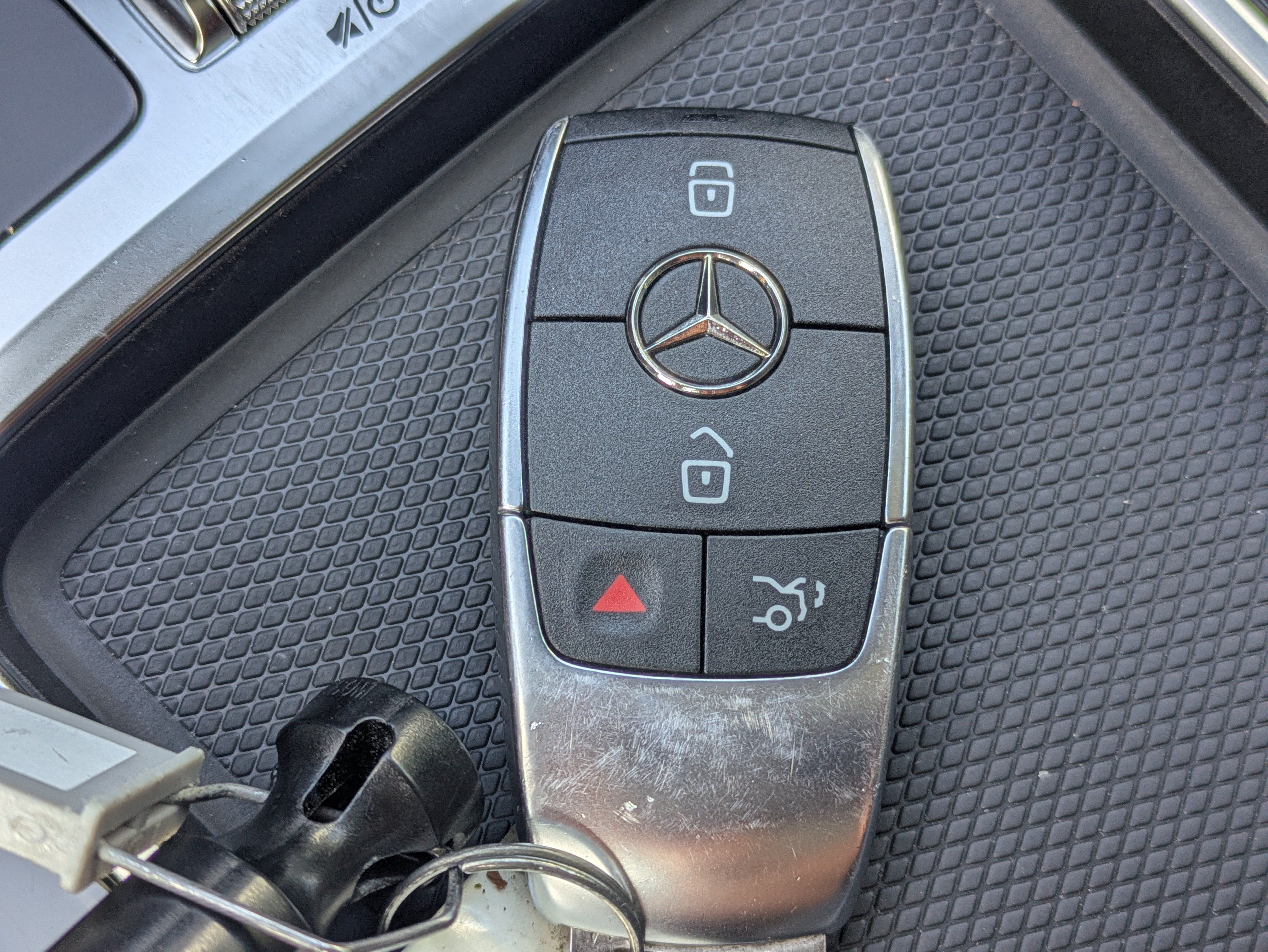 Used 2024 Mercedes-Benz EQB 350 4MATIC SUV image 28