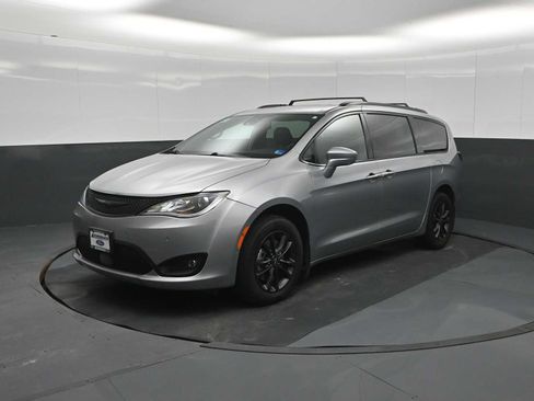 Used 2020 Chrysler Pacifica Touring-L w/ Advanced Safetytec Group AWD/4WD image 5