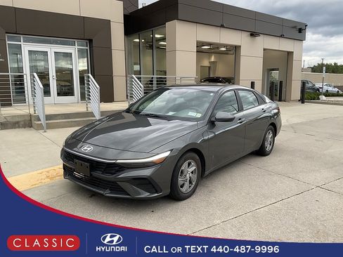 Certified 2024 Hyundai Elantra SE FWD image 1