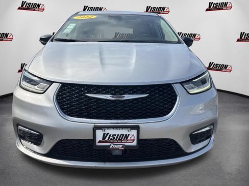 Used 2024 Chrysler Pacifica Touring-L FWD image 2