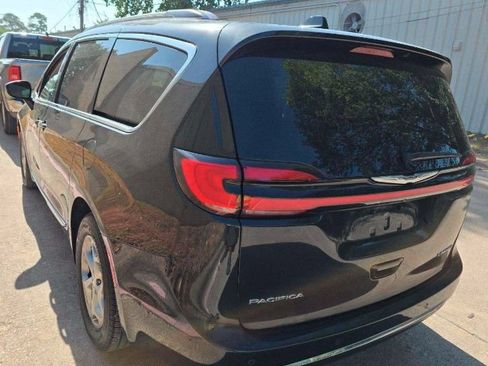 Used 2023 Chrysler Pacifica Limited FWD image 2