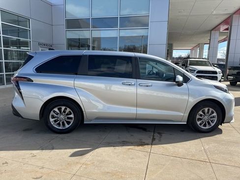 Used 2024 Toyota Sienna LE image 8