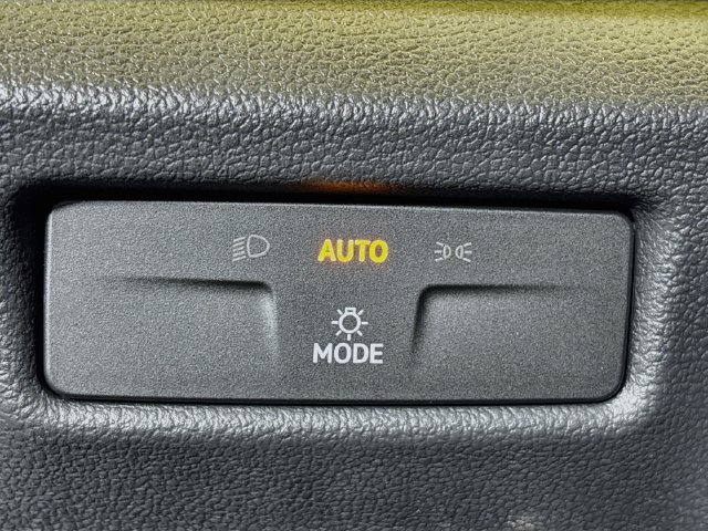 Certified 2025 Volkswagen Tiguan SE FWD image 10